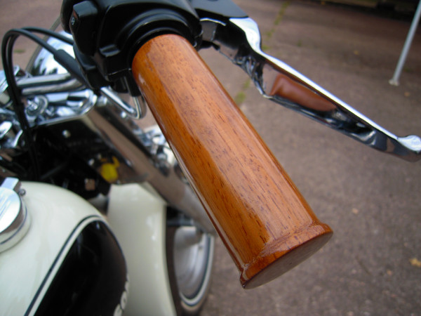 _wpframe_custom/gallery/files/wpf_news/t_motorradgriffemahagoni1jpg_1694618636.JPG